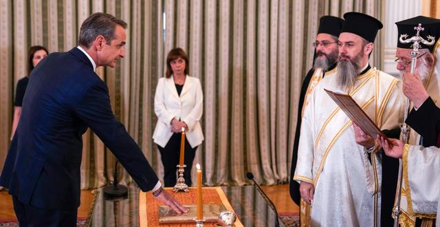 Kyriakos Mitsotakis avlägger eden som premiärminister. Thanassis Stavrakis / AP