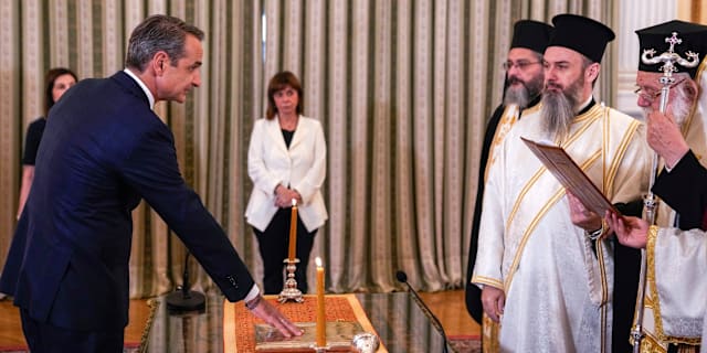 Kyriakos Mitsotakis avlägger eden som premiärminister. Thanassis Stavrakis / AP