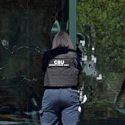 Polisens tekniker säkrar spår vid banken.