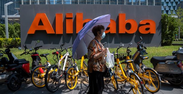 En kvinna utanför Alibabas kontor i Peking.  Mark Schiefelbein / TT NYHETSBYRÅN