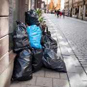 Sopsäckar på Västerlånggatan i Stockholm.