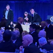 Secret service-agenter springer fram till Trump under attentatet.