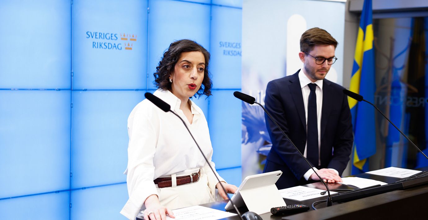 Liberalernas partiledare Simona Mohamsson (L) och partisekreterare Fredrik Brange (L) under en pressträff i riksdagens presscenter på söndagen, efter att hon har blivit omvald som partiledare under partiets extrainsatta landsmöte.