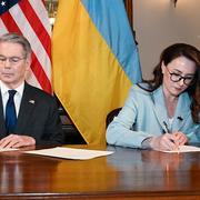 USA:s finansminister Scott Bessent och Ukrainas ekonomiminister Julia Svyrydenko skriver under avtalet.