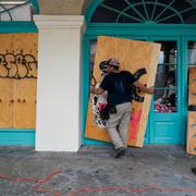 Människor förbereder sig för orkanen i New Orleans. 