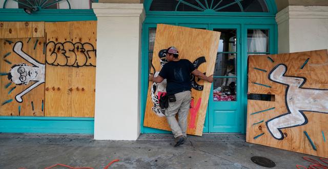 Människor förbereder sig för orkanen i New Orleans.  Eric Gay / TT NYHETSBYRÅN