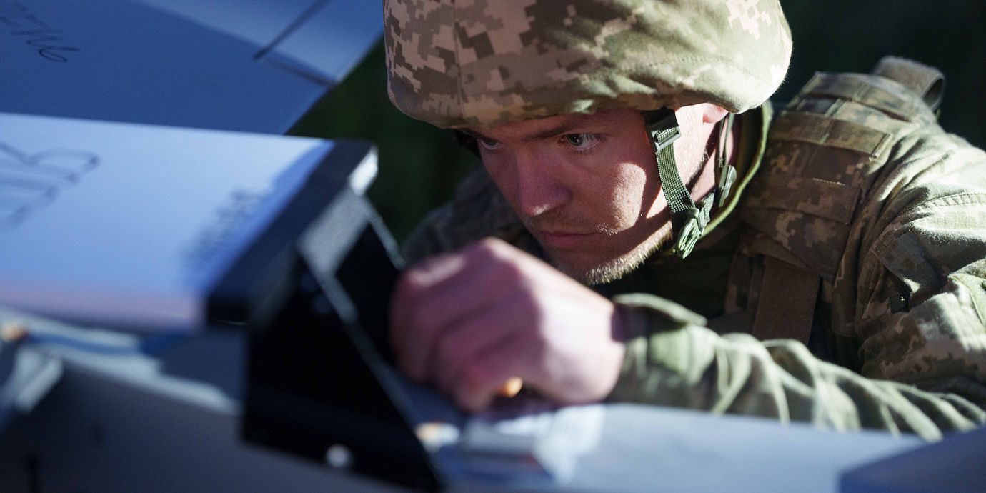 En ukrainsk soldat förbereder en drönare.