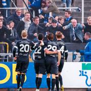 Blåvitt firar 2–1-målet med fansen.