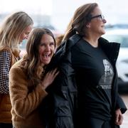 Alli Province och Mary Ann Detmering jublar efter att deras favorit Gwyneth Paltrow vunnit rättegången. De bär t-shirts med budskapet ”#Gwynnocent”.