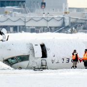 Passagerarplanet ligger upp och ned på flygplatsen i Toronto.