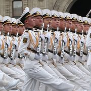 Arkivbild av nordkoreanska soldater som marscherar i en rysk militärparad den 9 maj.