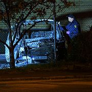Polisens kriminaltekniker undersöker en utbränd bil på Järnyxegatan i Malmö tidigt på tisdagsmorgonen. 