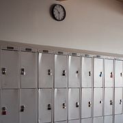 Genrebild på skåp i en skolkorridor.