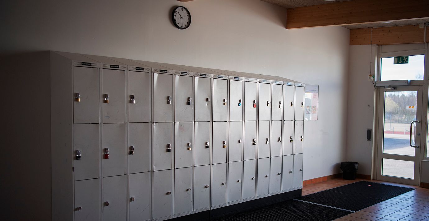 Genrebild på skåp i en skolkorridor.