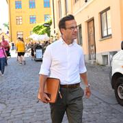 Moderaternas ledare Ulf Kristersson  promenerar i Visby under Almedalsveckan 2022.