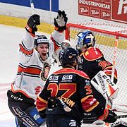 Växjös Elias Pettersson (40) jublar efter att ha kvitterat till 3-3 under torsdagens ishockeymatch i SHL mellan Djurgårdens IF och Växjö Lakers HC på Hovet.