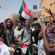 Demonstranter i Sudan under måndagen. 