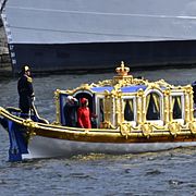 Kung Carl Gustaf och drottning Silvia ombord på kungaslupen Vasaorden vid Skeppsbron under deras guldbröllopsfirande i Stockholm.