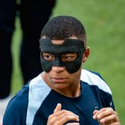 Mbappé i sin nya mask. 