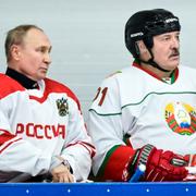 Vladimir Putin spelar hockey med Belarus diktator Aleksandr Lukasjenko i december 2021.