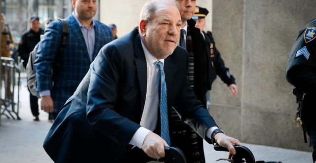 Harvey Weinstein på väg in till en rättegång i februari. John Minchillo / TT NYHETSBYRÅN