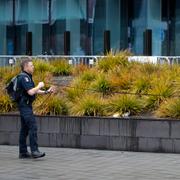 Polis söker av rättssalen i Christchurch.