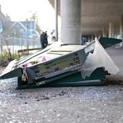 Resterna av den krossade busskuren från bussolyckan som ägde rum på Östermalm under fredagseftermiddagen har hittats dumpad på en parkering under E18 i norra Stockholm. 