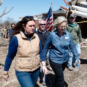 Guvernören Sarah Huckabee Sanders tillsammans med borgmästaren Jennifer Hobbs.