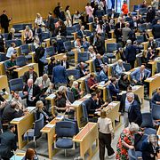 Riksdagsledamöter i en fullsatt plenisal.