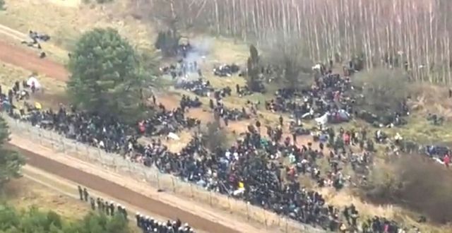 Migranter vid gränsen på video från nyhetsbyrån Nexta.  