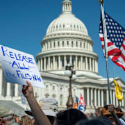 Demonstranter utanför kongressen. Arkivbild. 