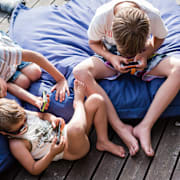 Barn med mobiltelefoner.