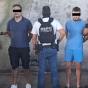 Manne Gerell/Bild som visar Mikael Tenezos (höger) när han grips i Mexiko. Maskningen är inte gjord av Omni, utan den mexikanska polisen.