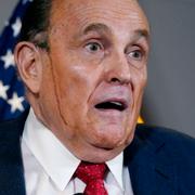  Rudy Giuliani håller en presskonferens om valresultatet vid republikanska partiets högkvarter 19 november 2020. Han hade så mycket hårfärg att det rann ned i ansiktet då han svettades. 