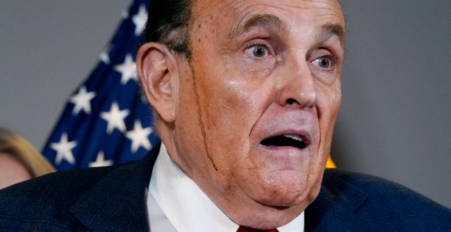  Rudy Giuliani håller en presskonferens om valresultatet vid republikanska partiets högkvarter 19 november 2020. Han hade så mycket hårfärg att det rann ned i ansiktet då han svettades.  Jacquelyn Martin / AP