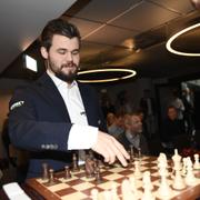 Magnus Carlsen på pressträffen i Stockholm i dag.