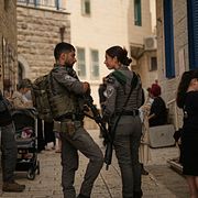 Arkivbild: Israeliska bosättare och gränspolis utanför en röstlokal i Hebron under gårdagen.