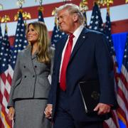 Melania Trump och Donald Trump när presidentkandidaten utropade sig som vinnare på onsdagsmorgonen. 