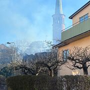 En villa på ön Stora Essingen i Stockholm började brinna under natten.