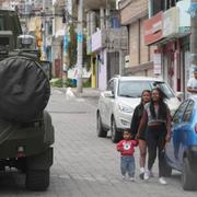 Soldater patrullerar i ett bostadsområde i Quito, Ecuador, den 11 januari 2024.