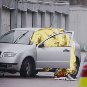 Mannen hittades medvetslös på tisdagsmorgonen i en bil på en parkeringsplats i stadsdelen Gårdsten i nordöstra Göteborg.