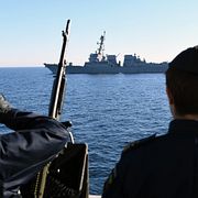 Det svenska minröjningsfartyget HMS Vinga över tillsammans med den amerikanska jagaren USS Forrest Sherman/Arkivbild