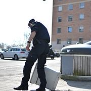 Illustrationsbild: En polis arbetar i Biskopsgården, ett av områdena där flest vistelseförbud har utfärdats.