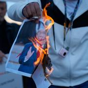 Palestinier protesterar mot Trump. Arkivbild.