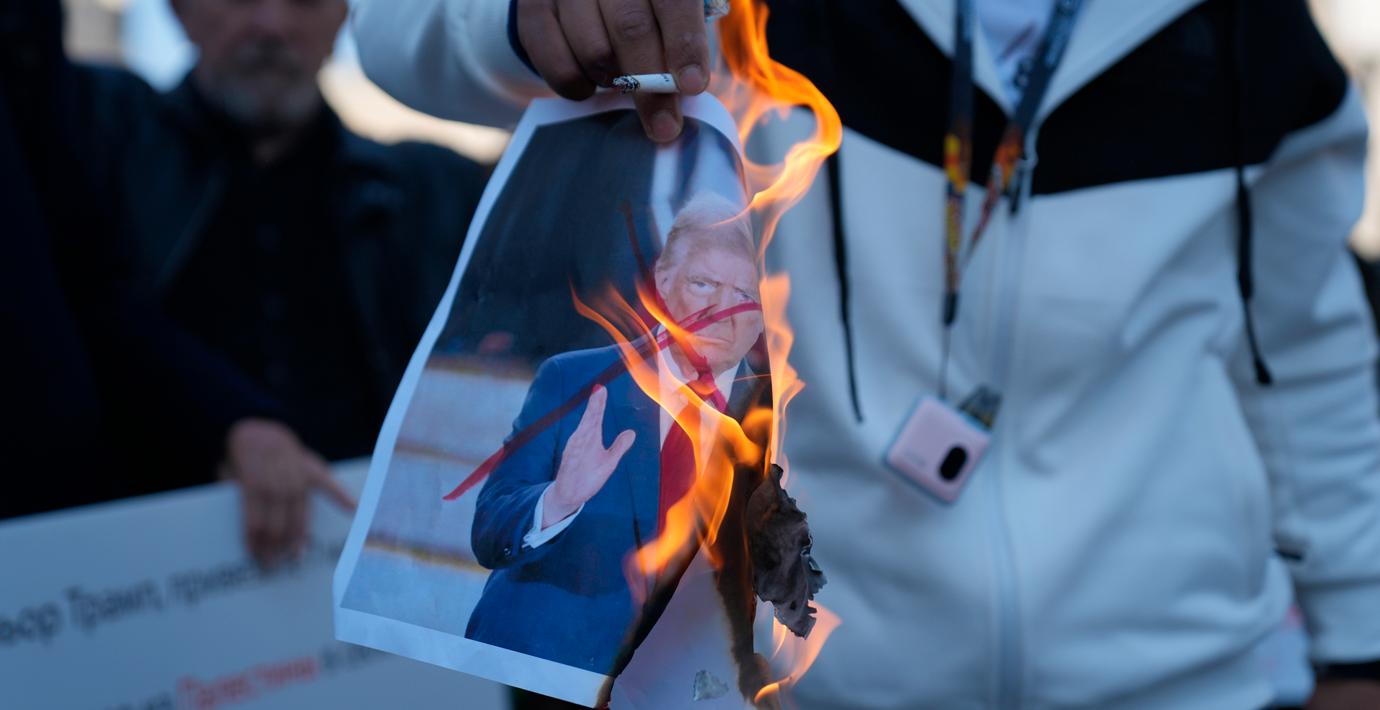 Palestinier protesterar mot Trump. Arkivbild.