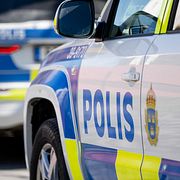 Polisbilar under utryckning. Bilden har ingen koppling till innehållet i artikeln.