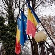 EU-flaggan och Rumäniens flagga.