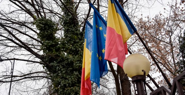 EU-flaggan och Rumäniens flagga. Wiktor Nummelin/TT / TT NYHETSBYRÅN