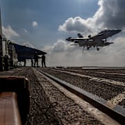 Hangarfartyget USS Abraham Lincoln har flyttats till Mellanöstern.