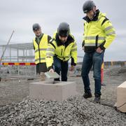 Novo Energys vd Adrian Clarke tar första spadtaget tillsammans med Volvo Cars vd Jim Rowan och Northvolts tidigare vd Peter Carlsson. 